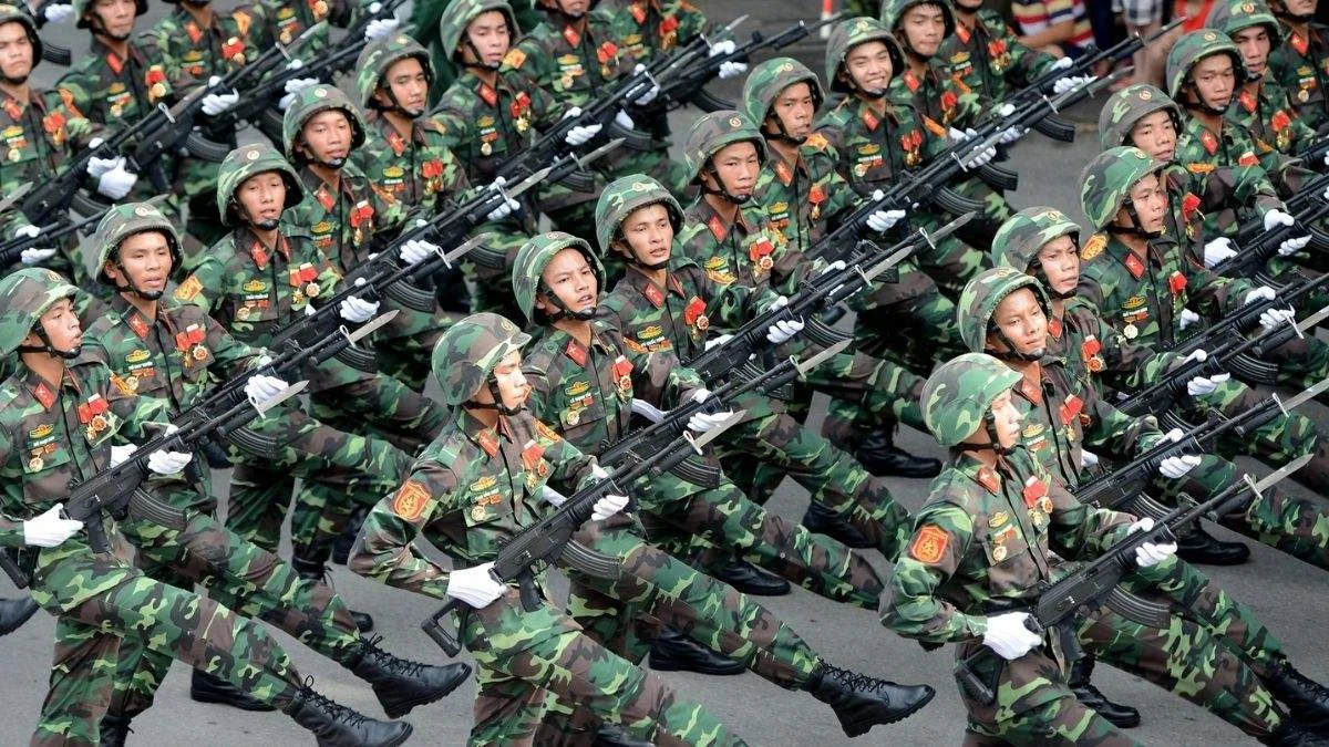 Hình ảnh chú bộ đội đang diễu hành trang nghiêm