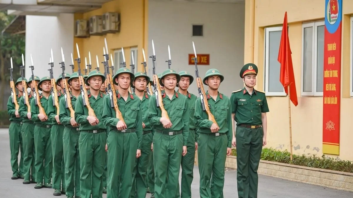 Hình ảnh chú bộ đội đứng gác ngay ngắn