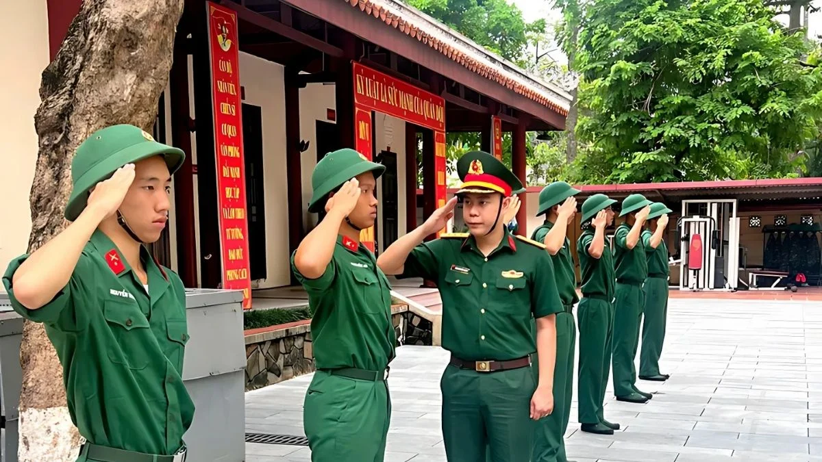 Hình ảnh chú bộ đội đứng gác tại lăng Bác