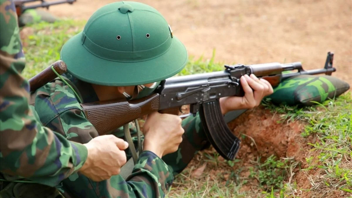 Hình ảnh chú bộ đội trong tư thế săn sàng chiến đấu